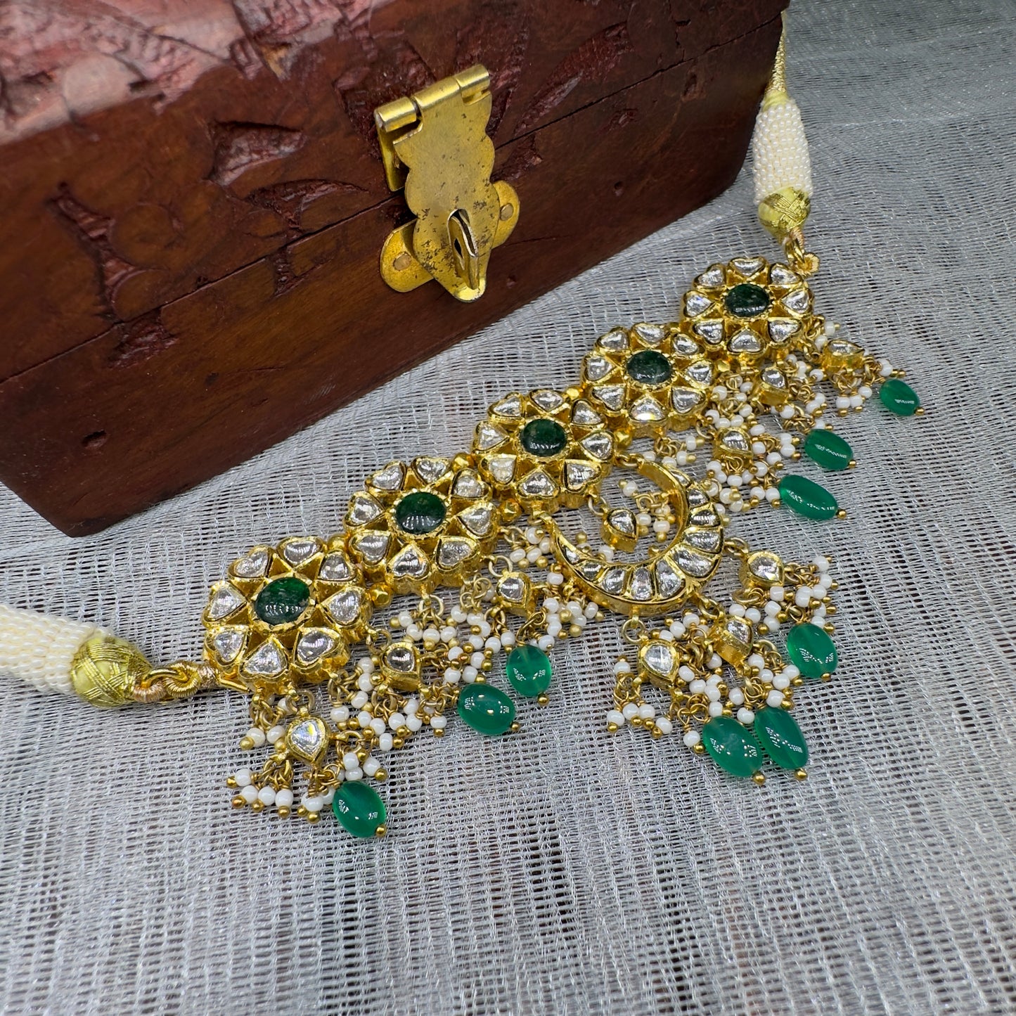 Green Beryl and Onyx Jadau Choker: A Fusion of Tradition and Modernity