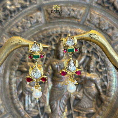 Elegant 18kt Gold Earrings with Flower Motif