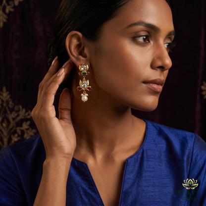 Elegant 18kt Gold Earrings with Flower Motif