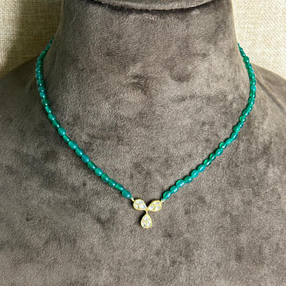 Minimalistic Elegance: 18 kt Gold, Polki Necklace